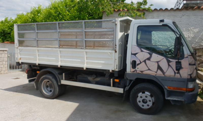 Prevoz drv z malim kamionom